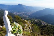 41 La bianca Madonnina con vista sulla media Val Seriana e il MOnte Misma